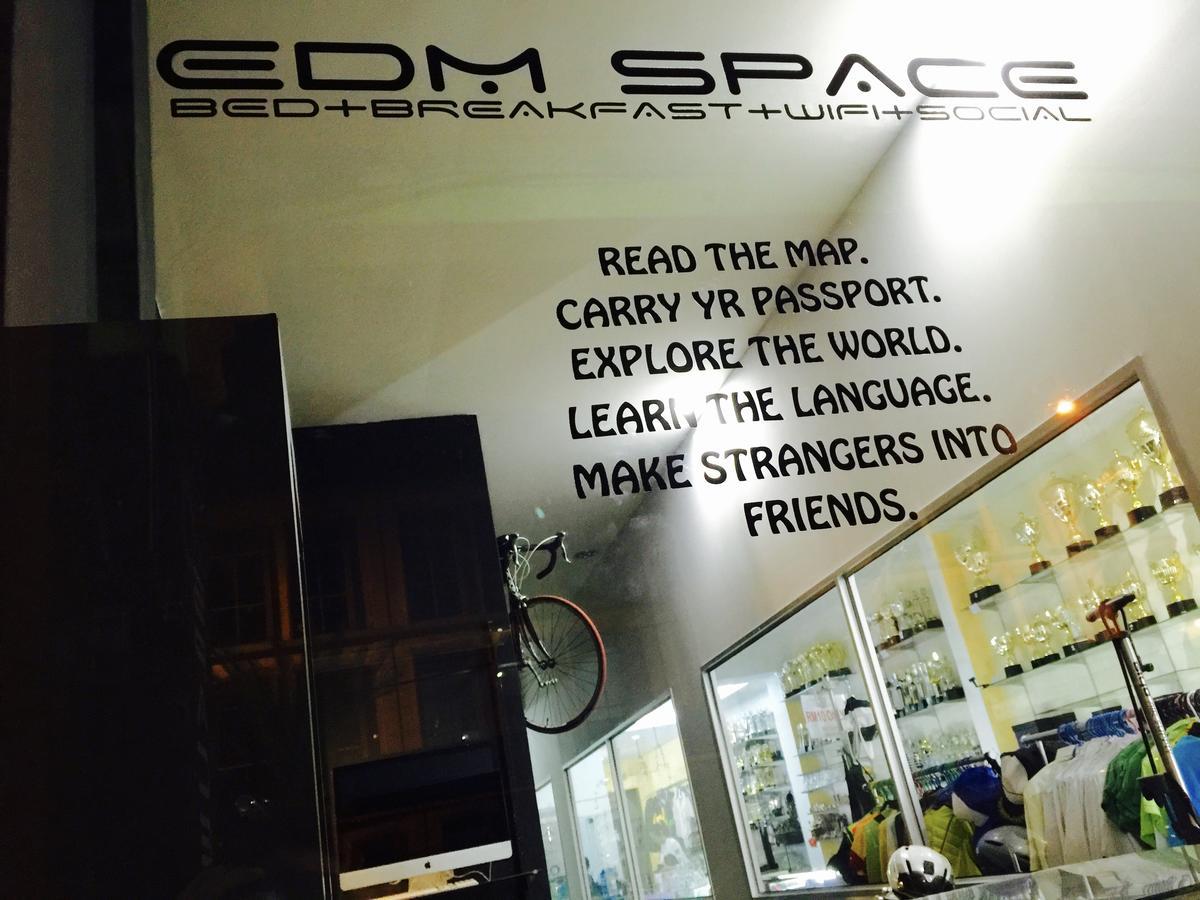 Edm Space Ипох Екстериор снимка